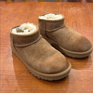UGG Women's Chestnut Classic Ultra Mini Boots Size 5